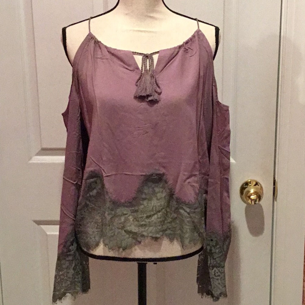 Listicle lace cold shoulder top - Picture 2 of 4